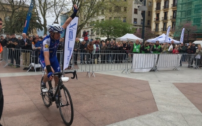 De la Cruz saludant al públic al casc antic de Sant Sebastià | Itzulia